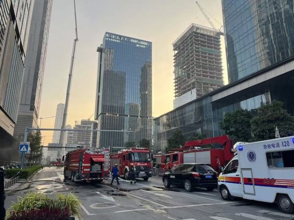 长宏网配资 深圳湾住宅爆燃现场：消防救护均已到位，楼下餐厅因无燃气暂停营业